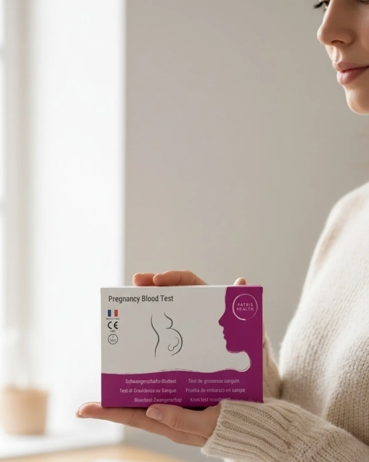 Ženska drži škatlico Krvnega testa nosečnosti Patris Health